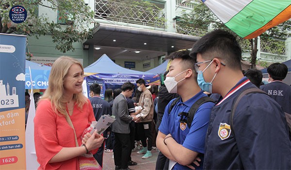Đại diện BrainClick Vietnam/OEA Vietnam trò chuyện cùng các em học sinh
