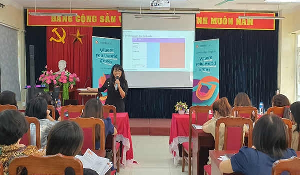 Bà Phạm Hoàng Uyên chia sẻ về phương pháp đánh giá kỹ năng Nói và Viết theo các tiêu chí chuẩn Cambridge