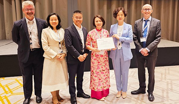 Đại diện BrainClick-OEA Vietnam nhận Giải thưởng từ lãnh đạo Cambridge English