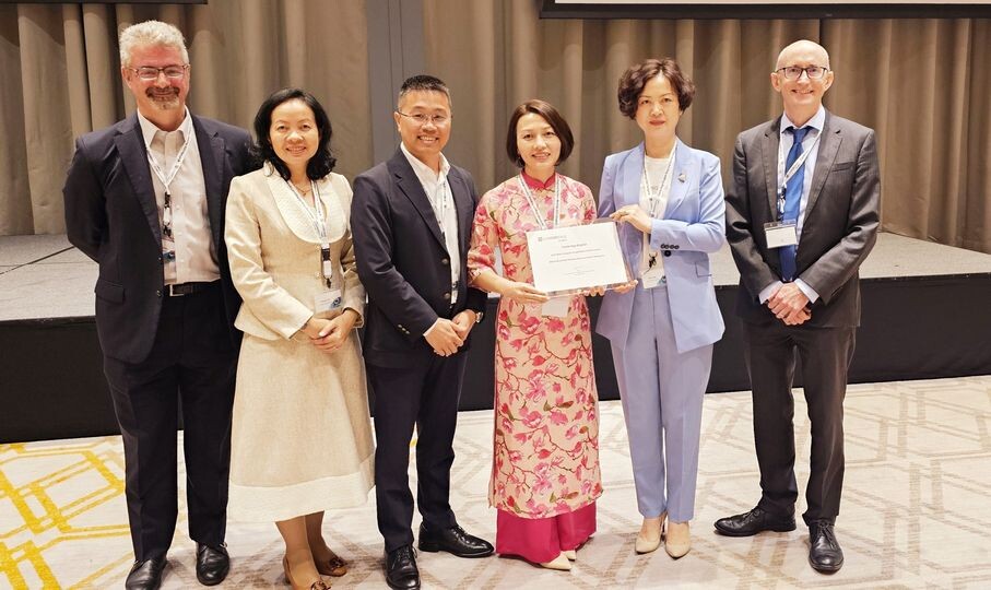Bà Min Qu trao giải thưởng “2023 Best Computer-based Exam Centre” cho VN274