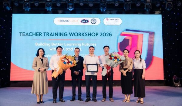 Trao tặng hoa đến Sở Giáo dục và Đào tạo Nghệ An và Chứng nhận cảm ơn cho Test Site Trường Đại học Công Nghiệp Vinh